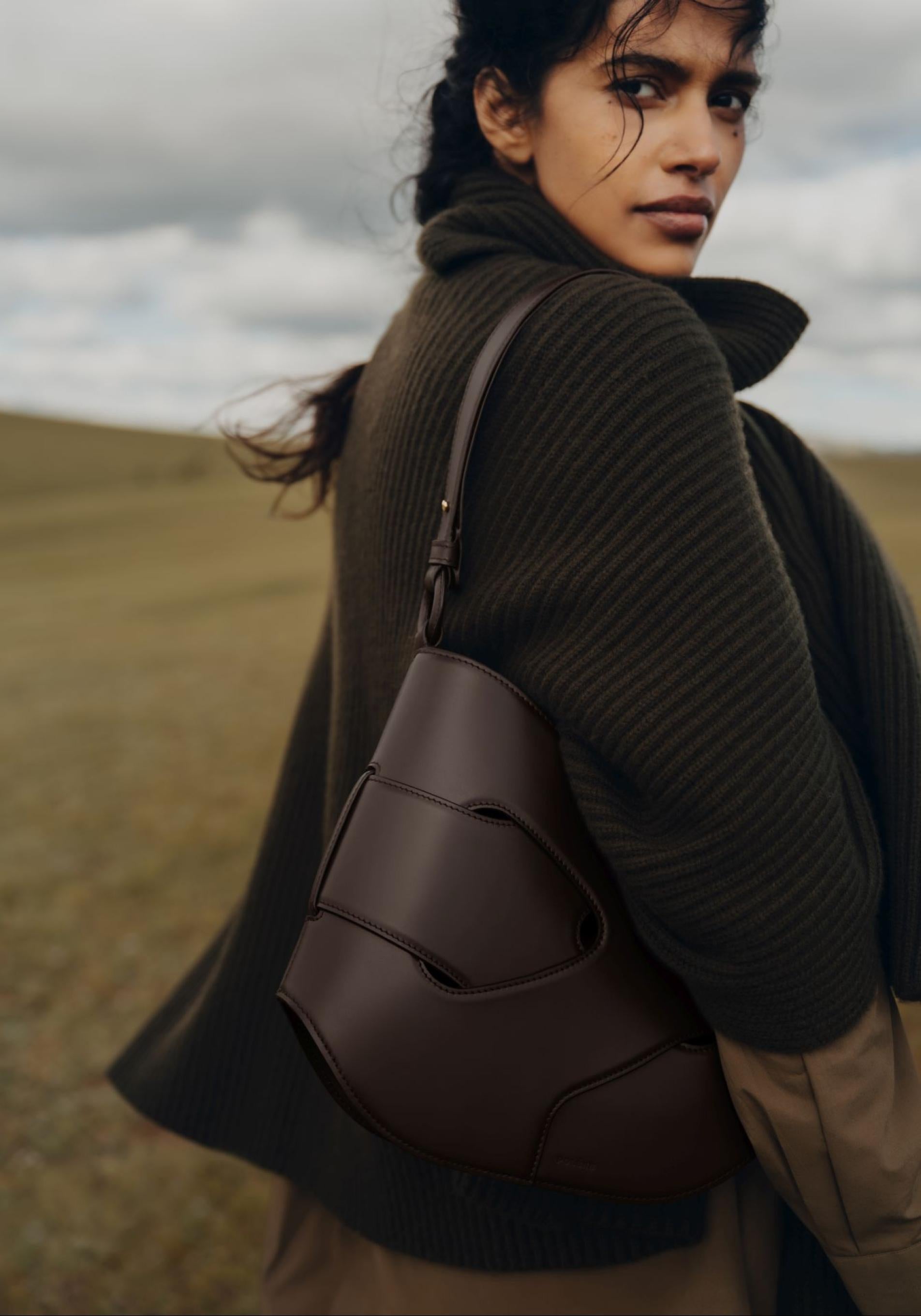 Imagen del nuevo bolso de Polène, el modelo Nodde Hobo.