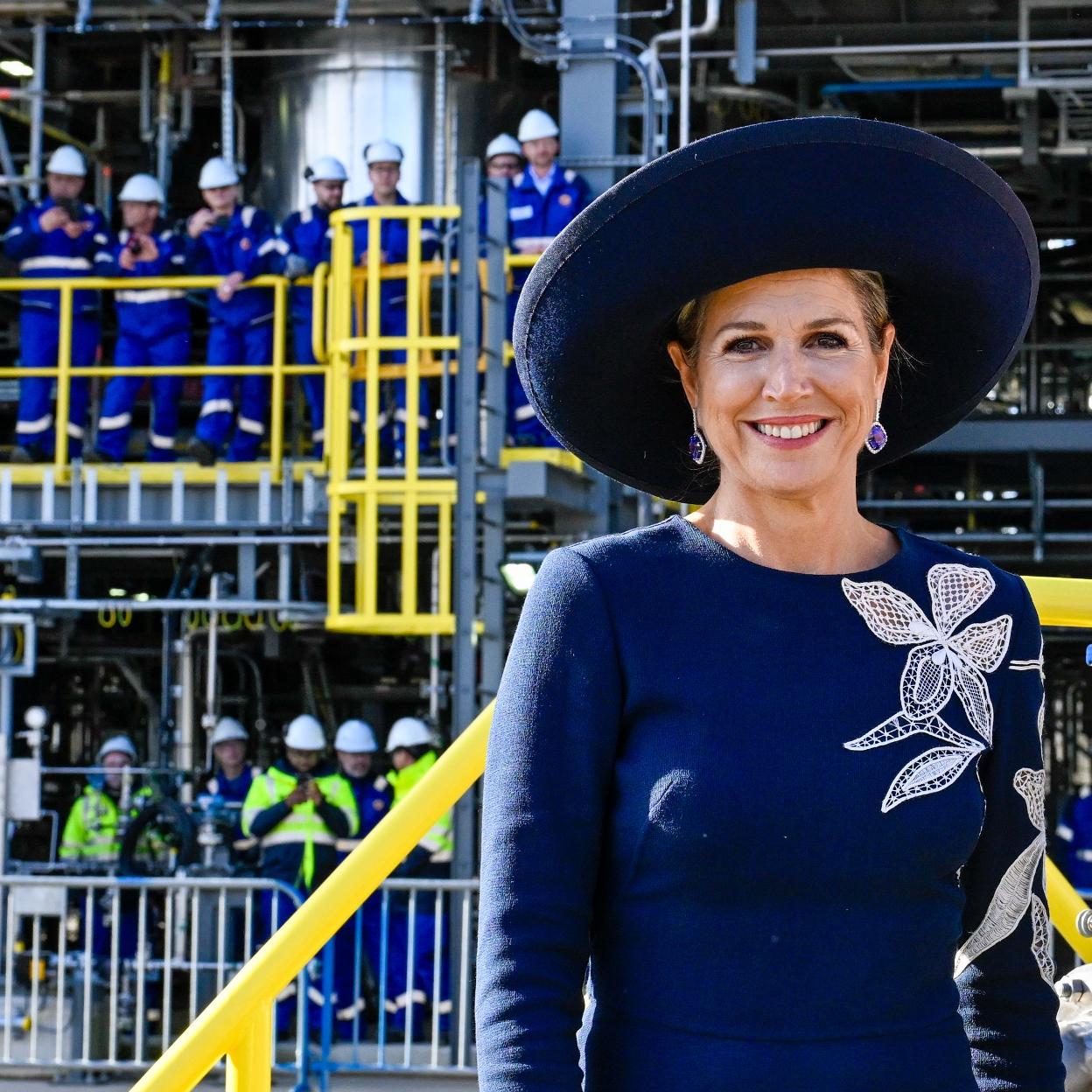 La reina Máxima de Holanda, vestida de alta costura en una visita a una fábrica. 