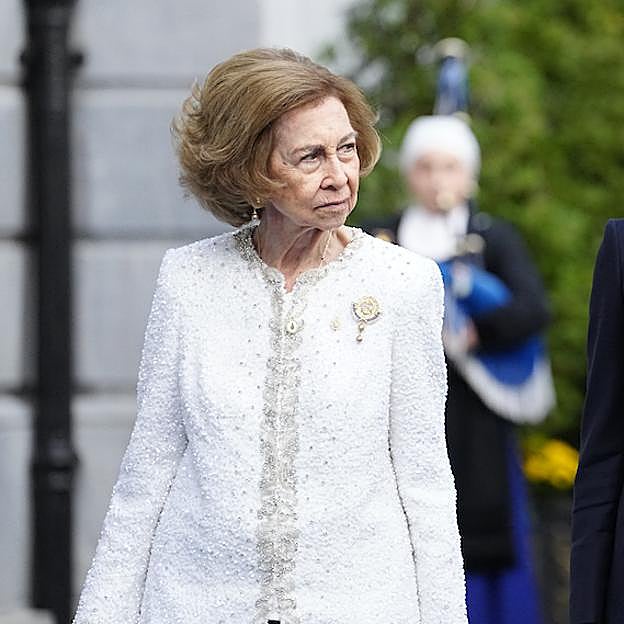 La reina Sofía, elegantísima con una chaqueta de color blanco con detalles joya y broche con mensaje