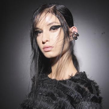 Imagen secundaria 1 - El beauty look del desfile de Juan Duyos realizado por Yos Baute. 