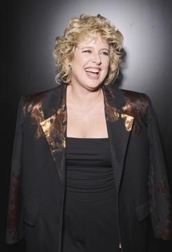 Imagen secundaria 2 - El beauty look del desfile de Juan Duyos realizado por Yos Baute. 