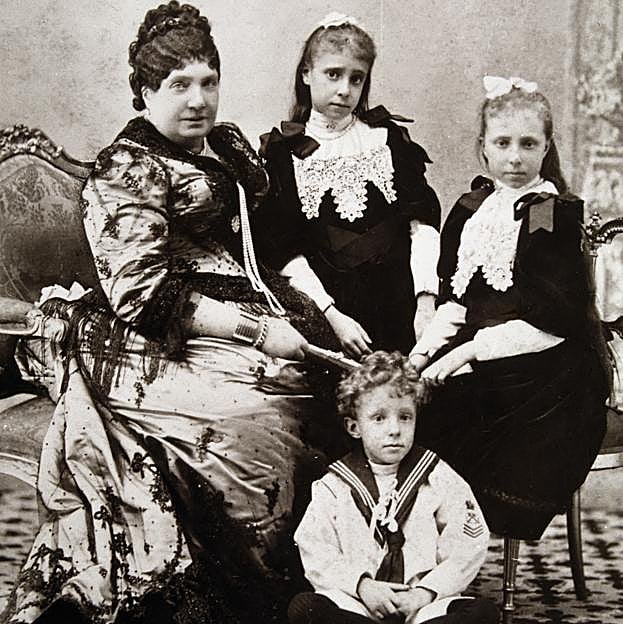 Alfonso XIII con sus hermanas, María de las Mercedes y María Teresa. 