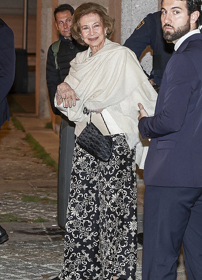 Imagen - La emérita, con pantalón de estamapdo llamativo y chal. GTRES. 