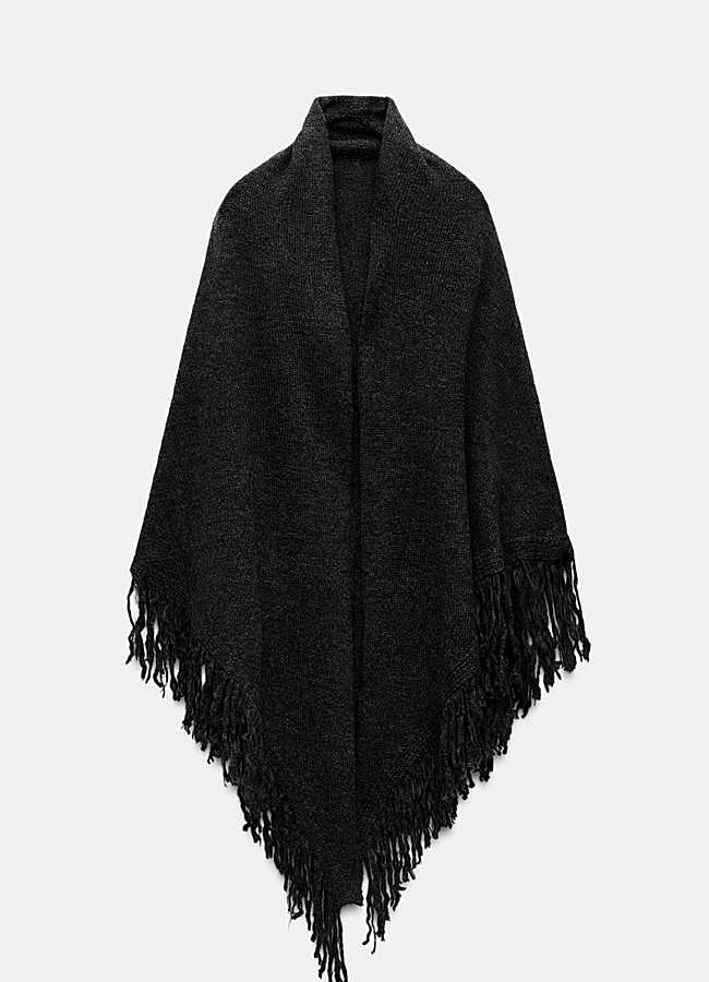 Imagen - Capa con flecos en color negro de Zara.