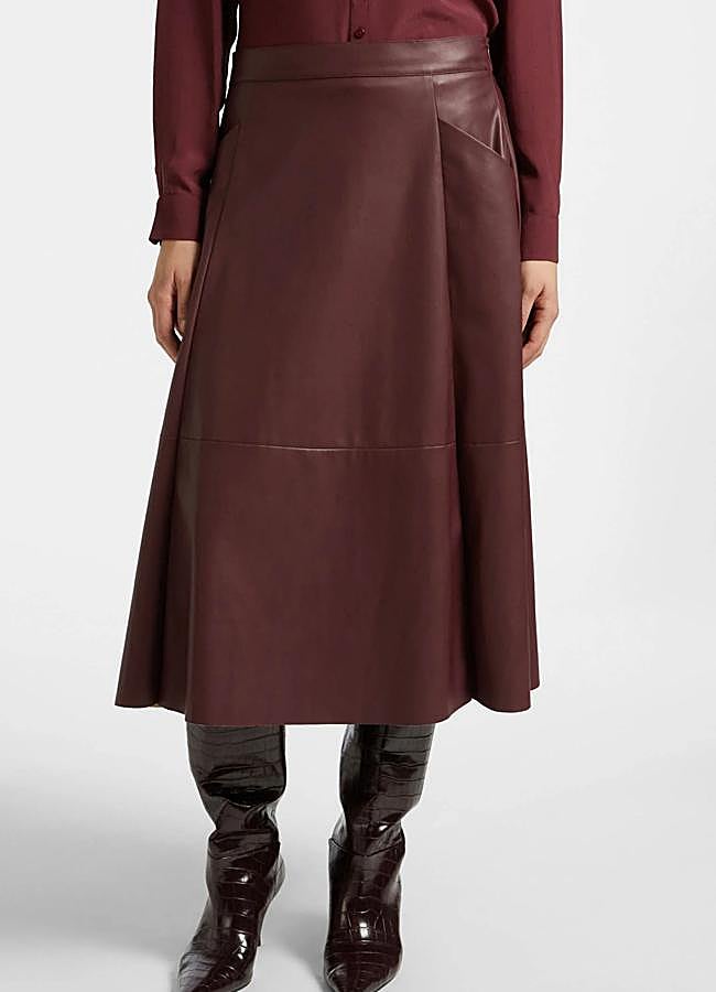 Imagen - Falda midi de piel burdeos de Elena Miró, 160 euros.