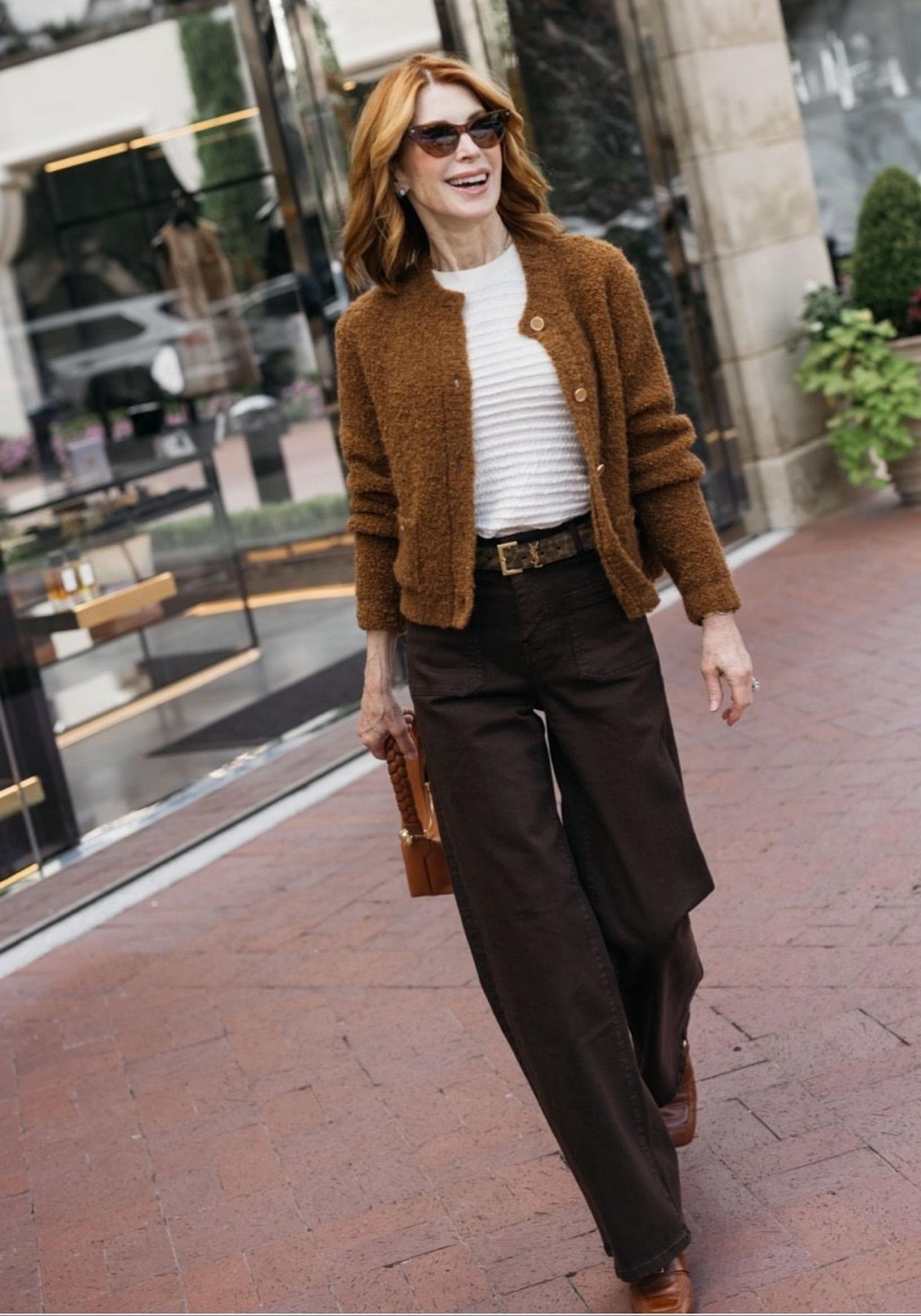 Influencer mayor de 50 con look de básicos para otoño