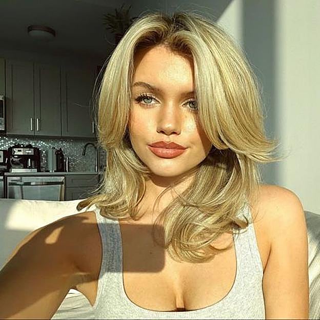 Influencer con corte de media melena estilo kitty