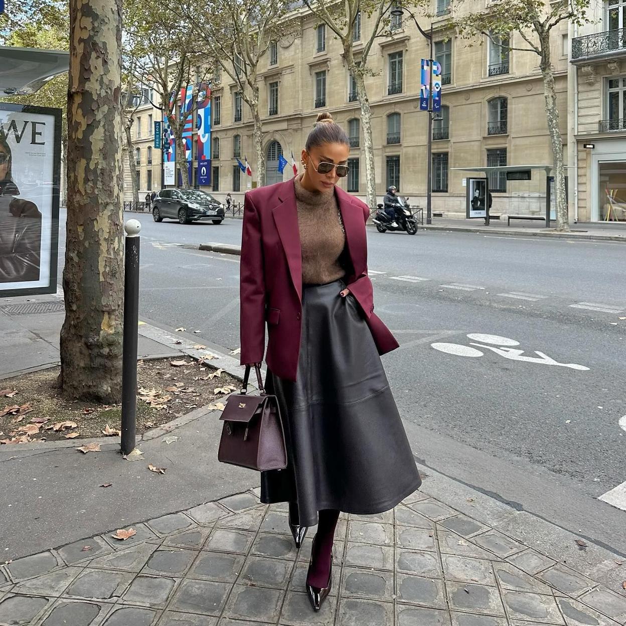 Inluencer con falda tendencia para otoño