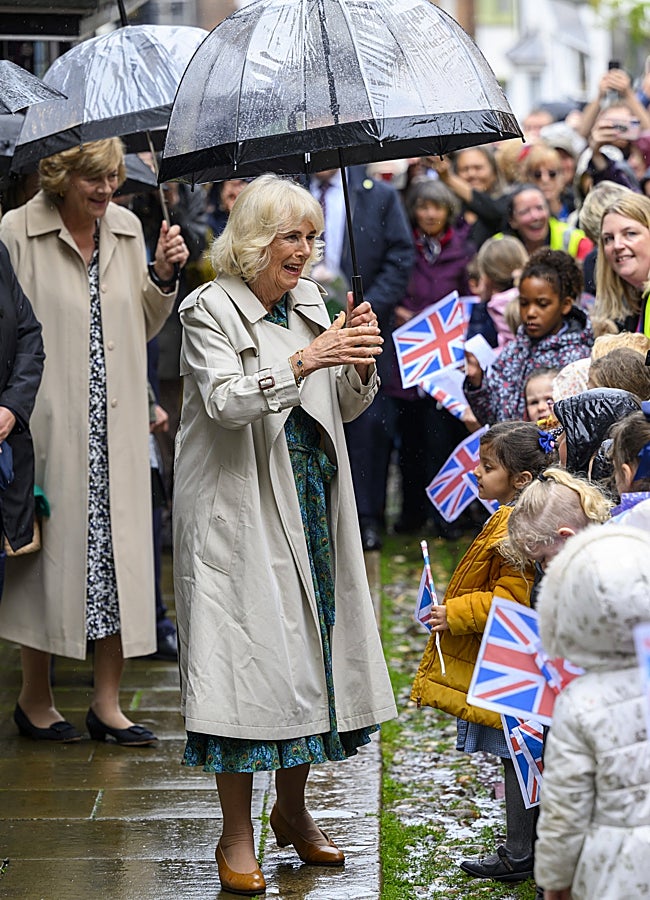 Imagen - La esposa de Carlos III con vestido de estampado llamativo y gabardina clásica encima. GTRES.