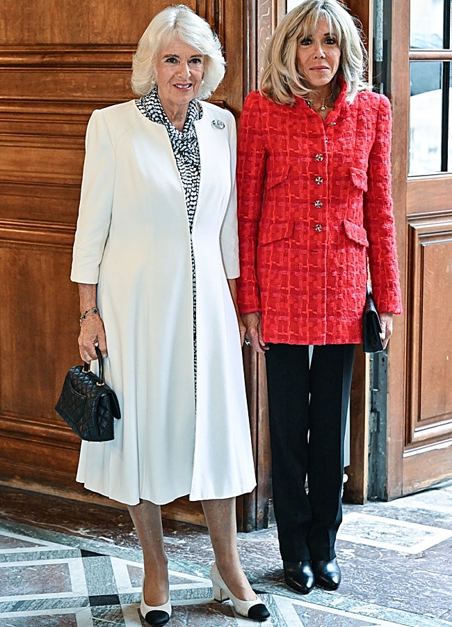 Imagen - La reina consorte Camila de Inglaterra, que posa junto a Brigitte Macron, luce un abrigo impecable sobre un vestido estampado. GTRES.
