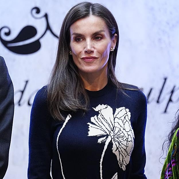 La reina Letizia rescata su vestido de punto más bonito y consigue el look de invierno perfecto