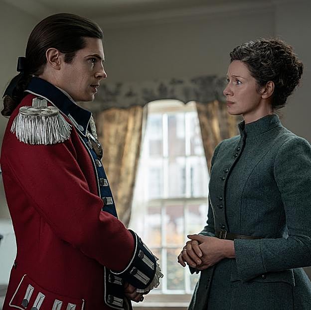 David Berry y Caitriona Balfe en una imagen de la segunda parte de la séptima entrega de Outlander.