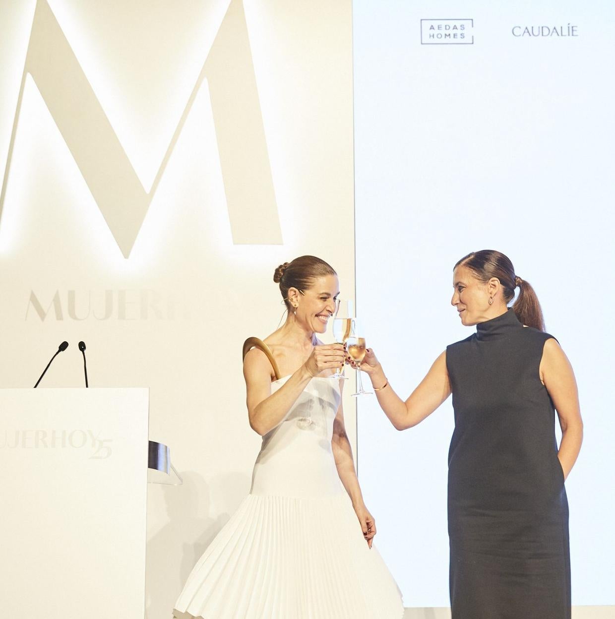 Raquel Sánchez Silva, que presentó nuestros Premios Mujerhoy 2024, brinda con Samary Fernández Feito, directora General del Área de Lujo, Estilo de vida y Revistas de Vocento.