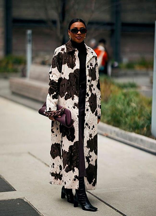 Imagen - Influencer +50 con abrigo cow print/@daddycool