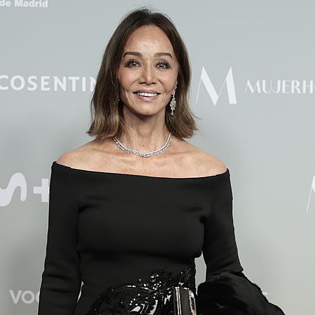 Isabel Preysler, Premio Mujerhoy 2024, derrocha elegancia con un espectacular vestido de gala con escote palabra de honor