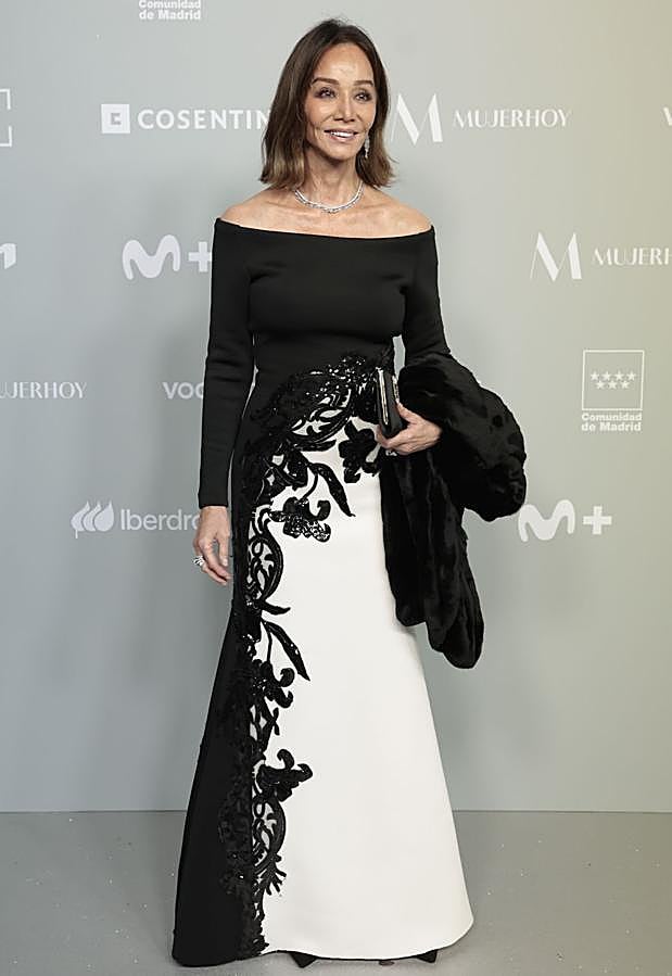 Imagen - Isabel Preysler con un vestido blanco y negro en la alfombra verde de los Premios Mujerhoy. / GTRES