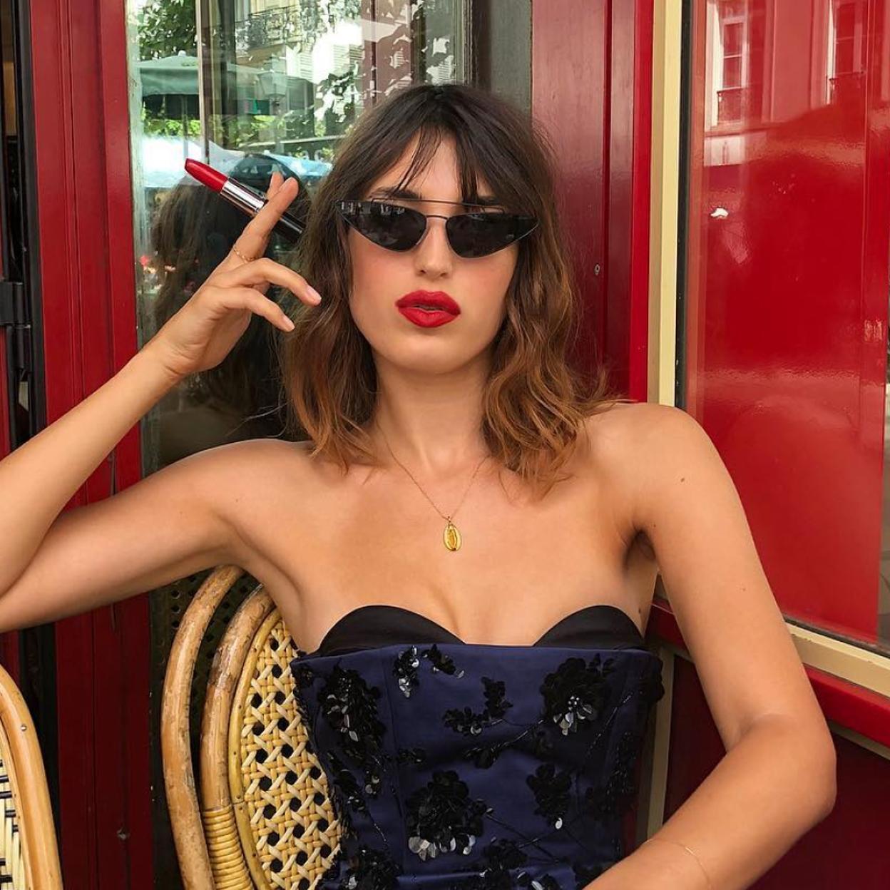 Una influencer con un pintalabios rojo.