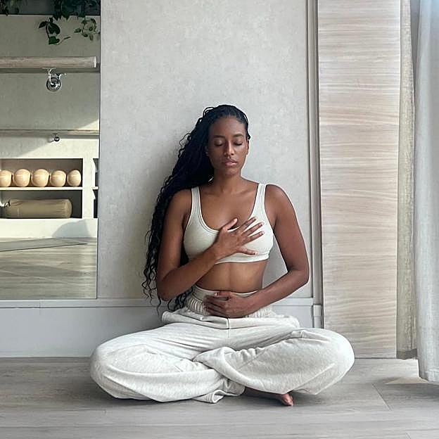 Cómo se usa el cojín de yoga, así se utiliza para relajar y controlar el estrés