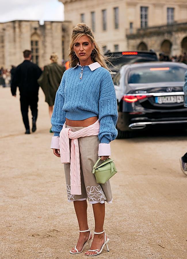 Imagen - Emily Sindlev con total look de Loewe en azul y otros tonos.