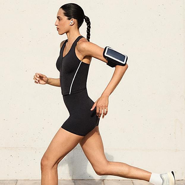 Mujer haciendo ejercicio en la calle. 