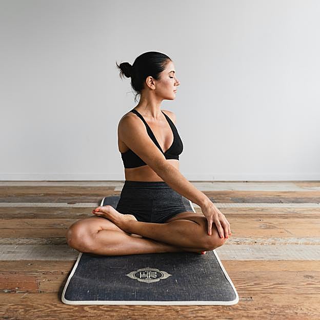 Mujer haciendo ejercicio en casa. 