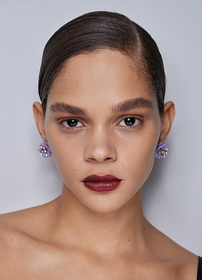 Imagen - Una modelo con los labios rojo burdeos. LAUNCHEMTRICS SPOTLIGHT