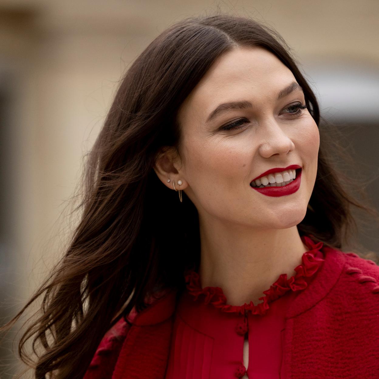 La modelo Karlie Kloss con labios rojos en tono cereza.