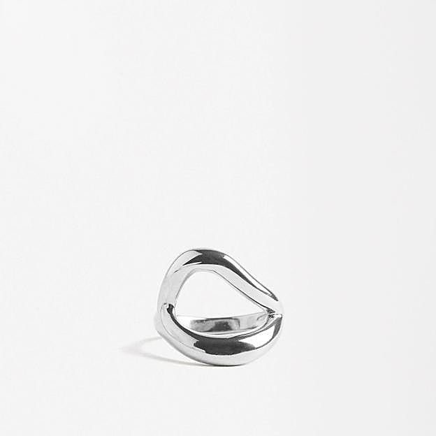 Anillo en plateado de Parfois.