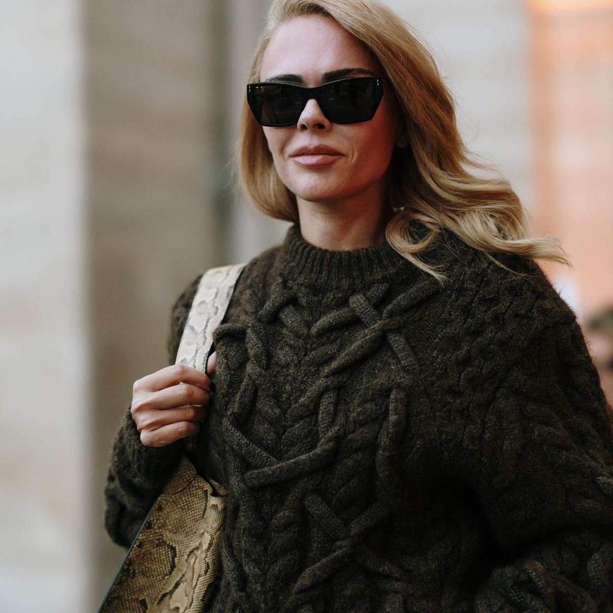 Una modelo con un bolso shopper.