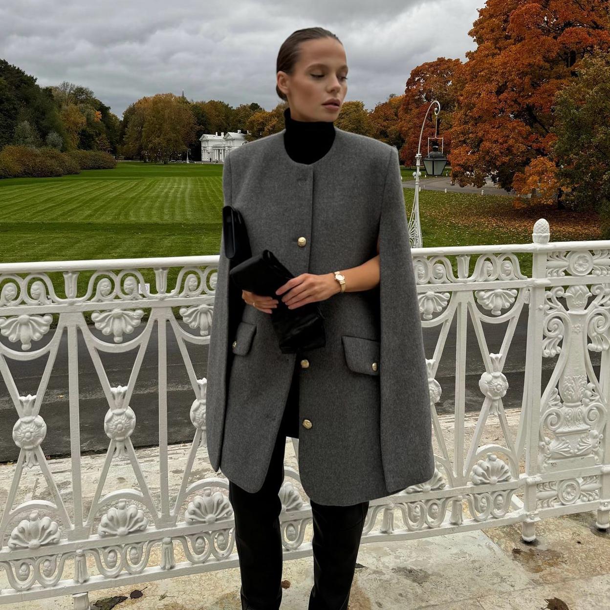 Influencer con abrigo estilo capa tendencia