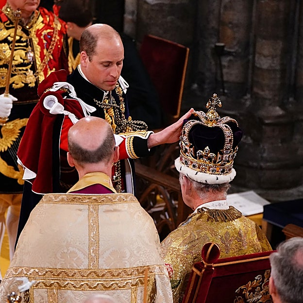 El príncipe Guillermo durante la coronación de su padre. 