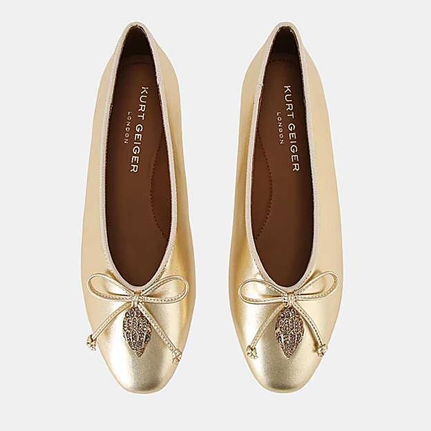 Manoletinas Sloane Eagle mujer en piel con logotipo (135€ en El Corte Inglés)