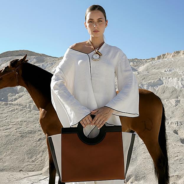 Imagen principal - Los complementos perfectos de Dorantes Harness: su bolso Park Drag en una nueva versión, un original cinturón y los nuevos brazaletes de la firma de lujo silencioso.