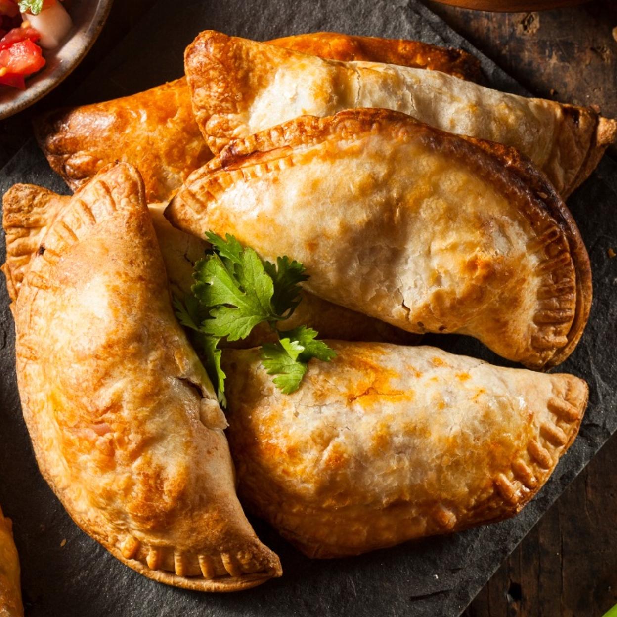 Las empanadillas son unos de los platos más socorridos para una cena, un aperitivo o como primer plato y sus rellenos nos permiten multitud de posibilidades culinarias.