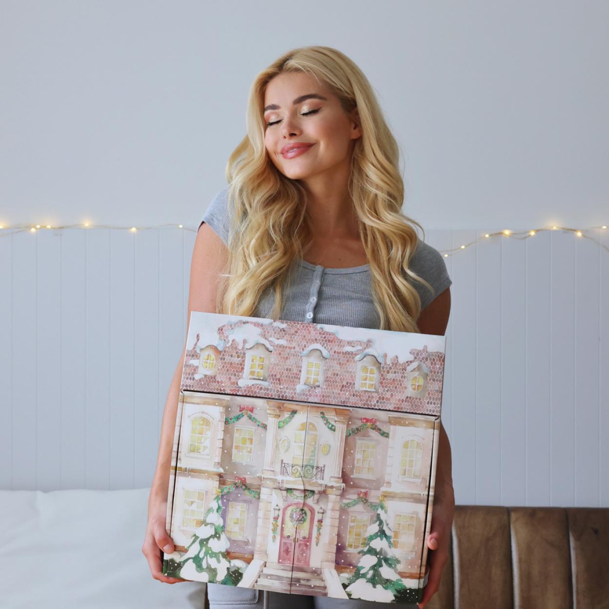 Una influencer con un calendario de adviento.