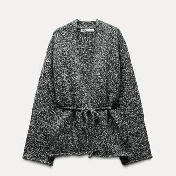 Imagen secundaria 1 - Falda midi vaquera de Mango (29,99€)/ Chaqueta punto cinturón de Zara (29,95€)/ Camiseta rib manga larga de Zara (9,95€)