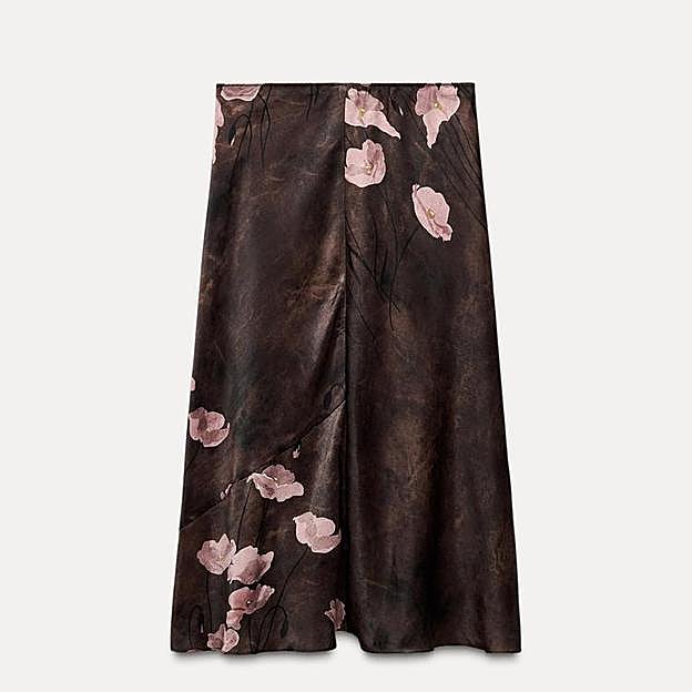 Imagen principal - Falda midi estampada ZW Collection (29,95€)/ Jersey básico punto liso de Zara (22,95€)/ Chaqueta bomber efecto piel de Zara (39,95€)