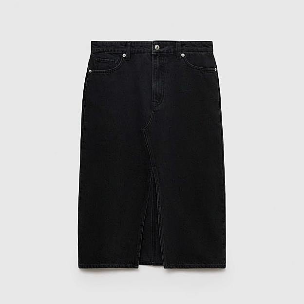 Imagen principal - Falda midi vaquera de Mango (29,99€)/ Chaqueta punto cinturón de Zara (29,95€)/ Camiseta rib manga larga de Zara (9,95€)