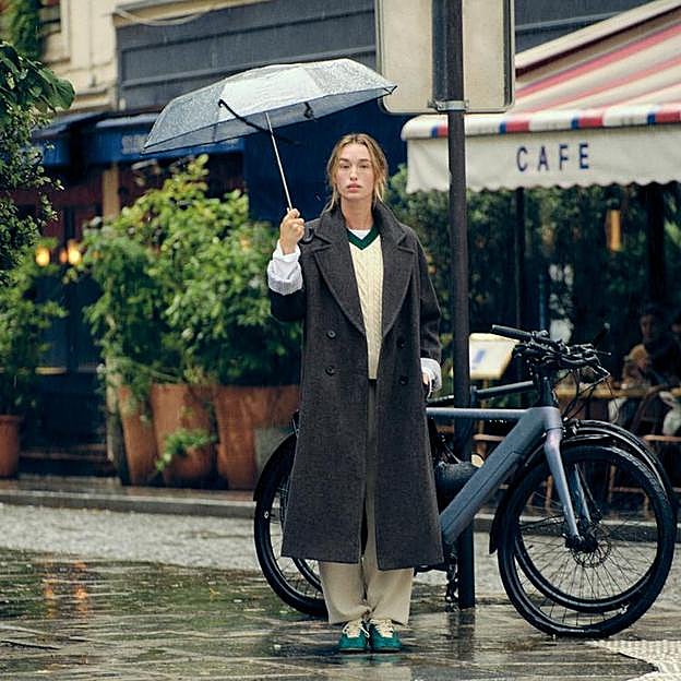 Este invierno el abrigo gris será la prenda imprescindible de tu armario porque sienta bien tengas la edad que tengas