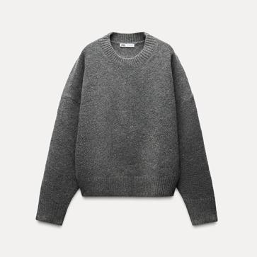 Imagen secundaria 1 - Falda midi volumen soft de Zara (17,95€)/ Jersey soft punto liso de Zara (27,95€)/ Bailarinas destalonadas con hebillas de Parfois (25,99€)