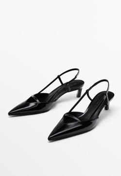 Imagen secundaria 2 - Camisa manga larga fluida de Mango (39,99 €)/ Falda midi revestida de H&M (32,99€)/ Zapato destalonado tacón de Massimo Dutti (59,95€)