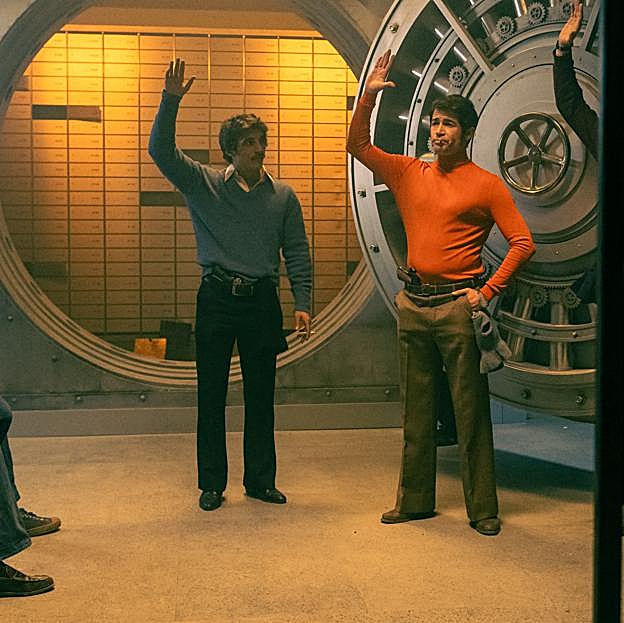 Miguel Herrán, en el centro, en una secuencia del tercer episodio de Asalto al Banco central, donde interpreta a José Juan Martínez Gómez, el cabecilla del atraco. 