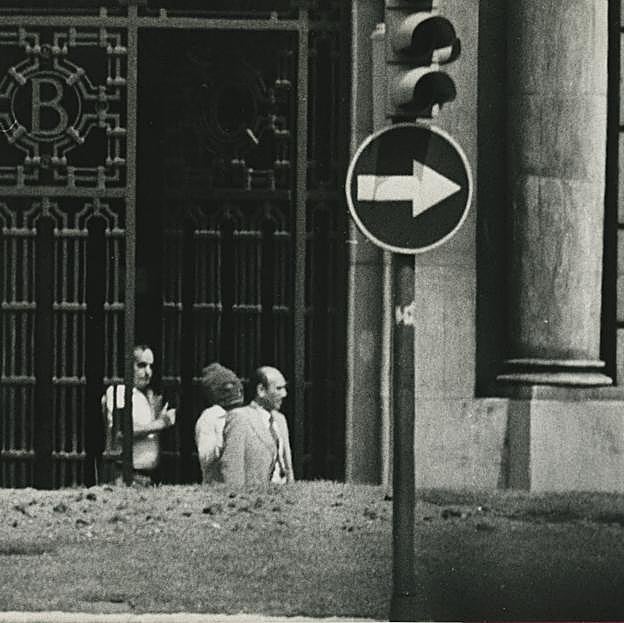 Uno de los atracadores que participó en el asalto al Banco Central, con pasamontañas, parapetado detrás de un secuestrado, en una imahen del 23 de mayo de 1981. 