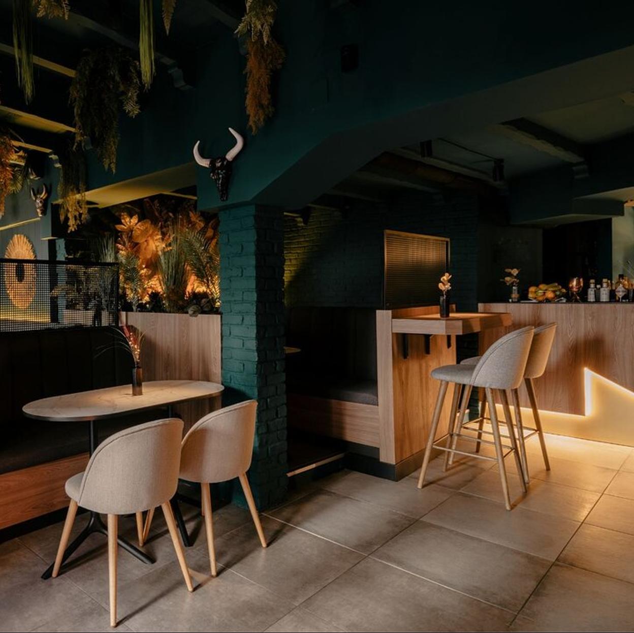 Algunas de las mesas y el comedor de HDDN, un espacio creado para disfrutar de la alta cocina y la mixología.