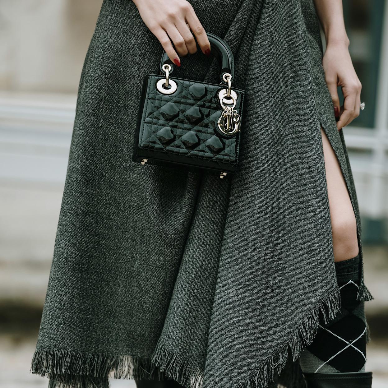 Mujer con bolso Lady Dior