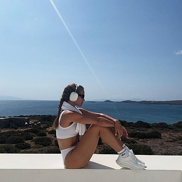 Mujer haciendo ejercicio al aire libre. 