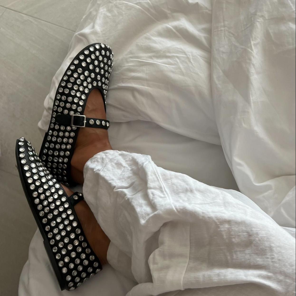 Influencer con tendencia de zapatos con tachuelas