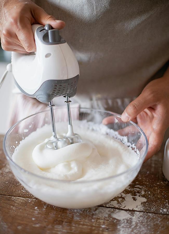 Imagen - Montar las claras a punto de nieve es esencial para conseguir un bizcocho esponjoso. / Cristian Rojas/Pexels 