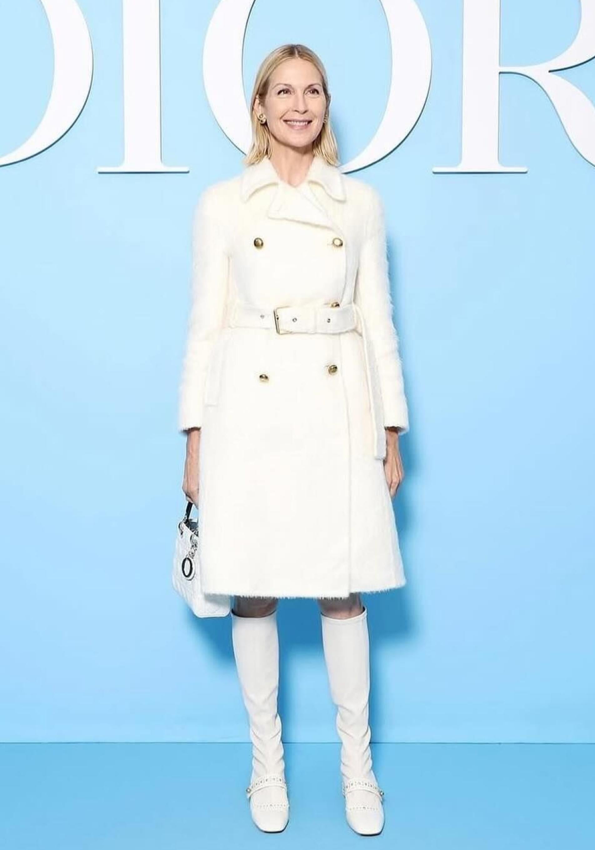 Kelly Rutherford con abrigo blanco rejuvenecedor