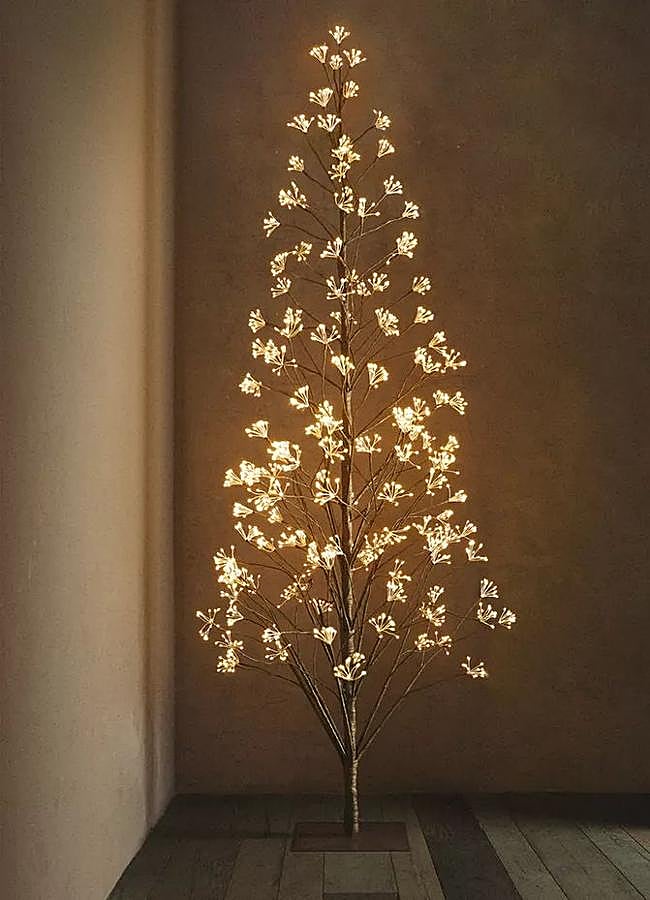 Imagen - Este elegante árbol de Navidad con luces de Zara Home cuesta 299 euros.